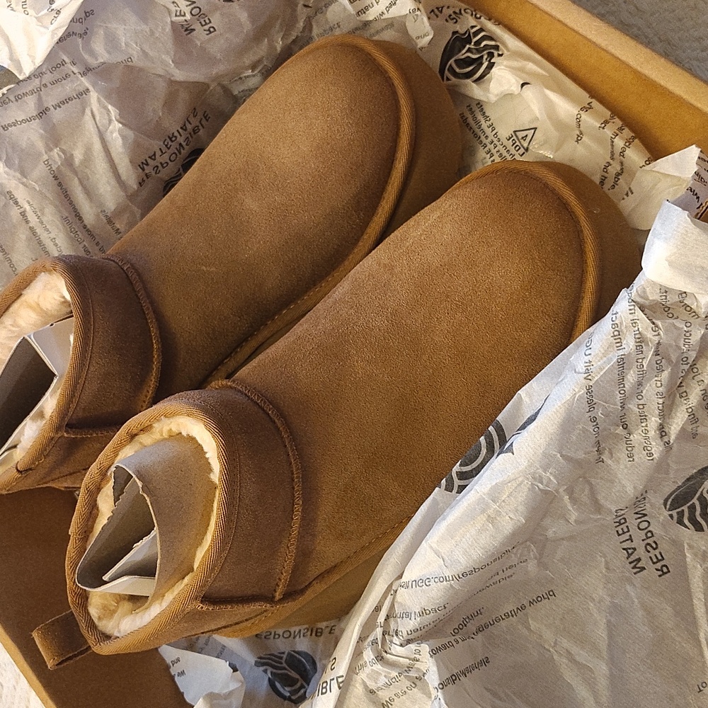 UGG PLUSH - Picture 6 of 8